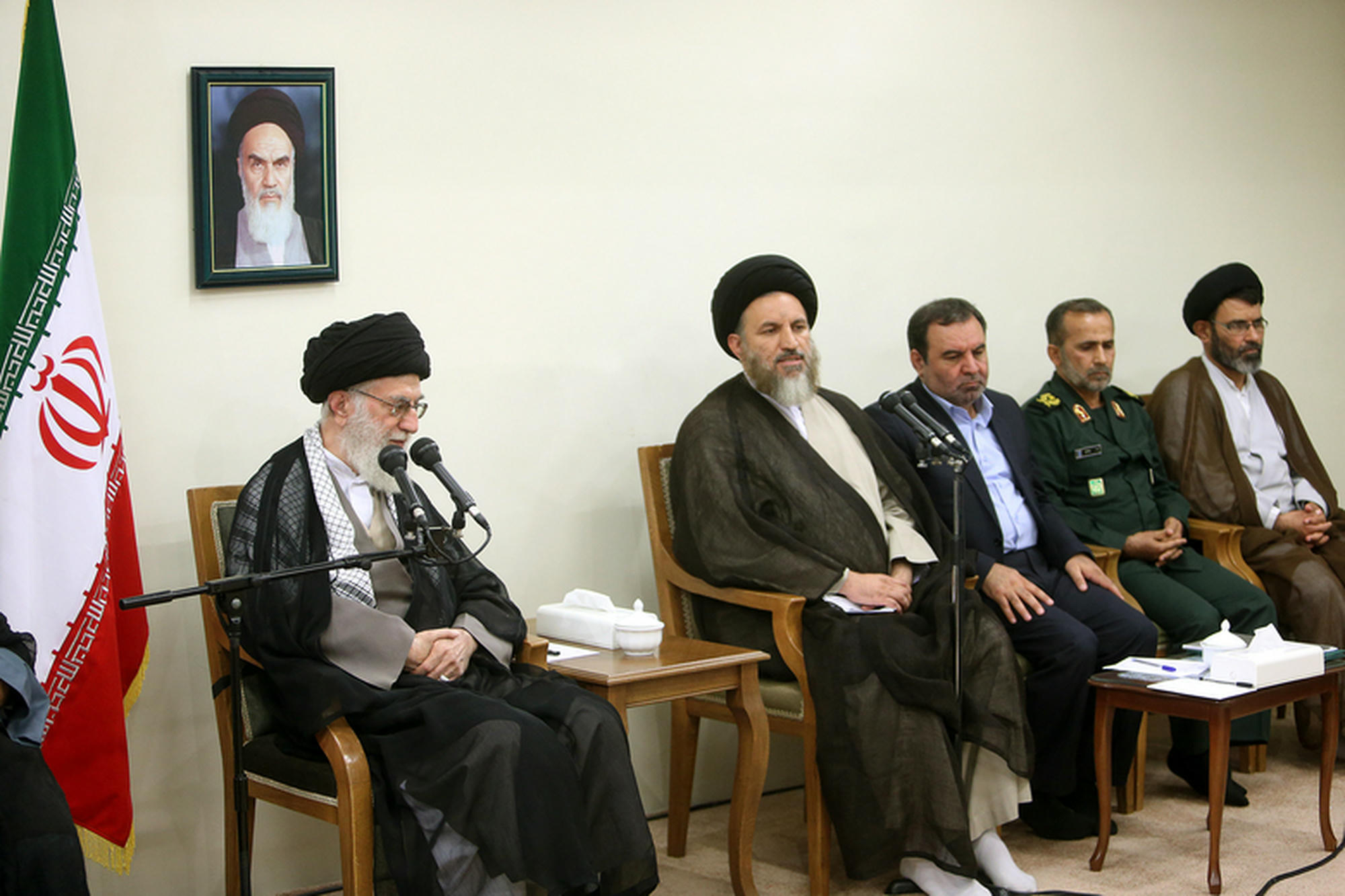 هنرمندان برای نشان‌دادن سیمای نورانی شهیدان به جوانان، باید به میدان بیایند